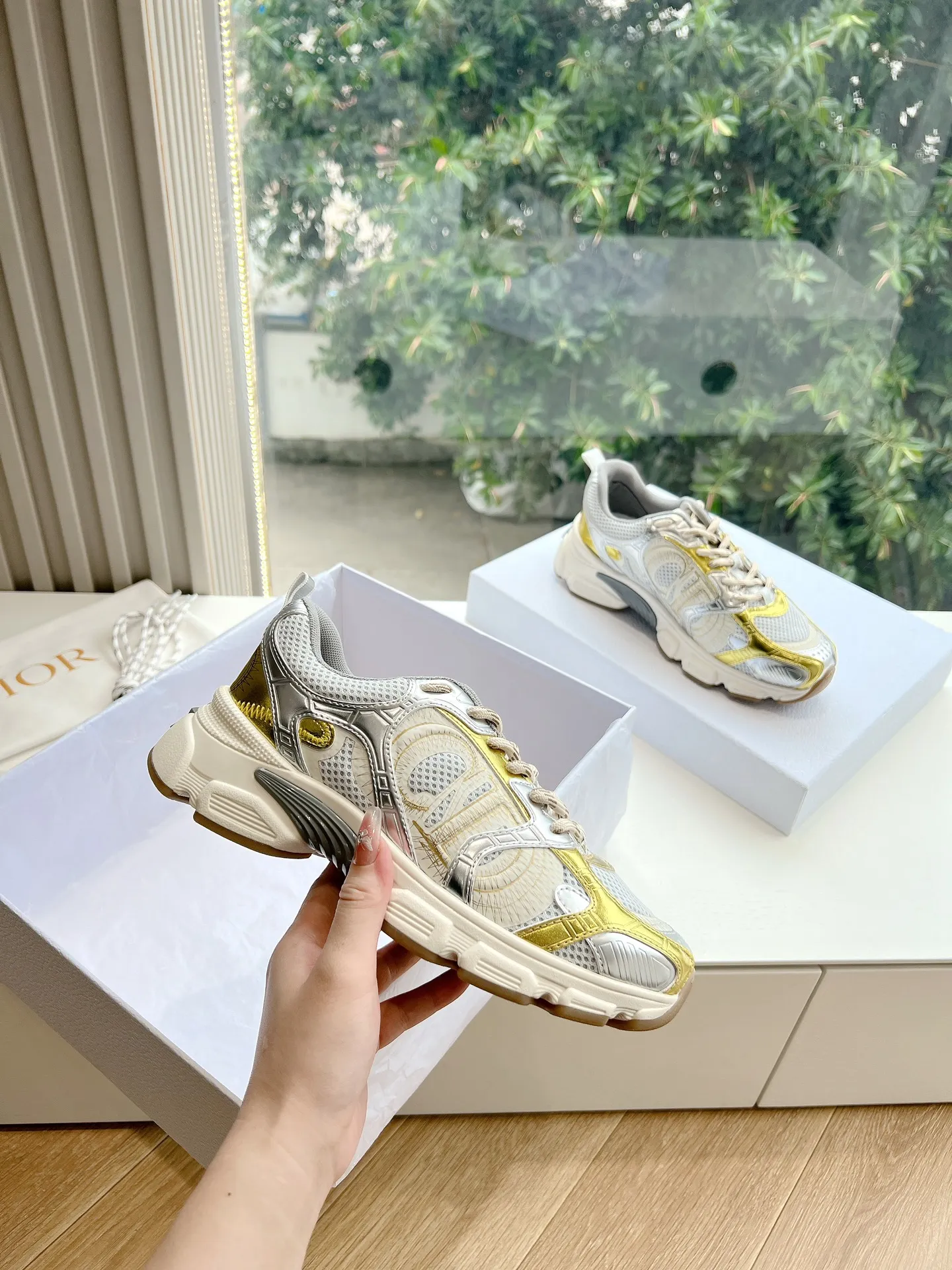 👟👟Ex-factory price 640👟👟 (Top version) Dior Chrono series sports shoes Purchased and developed in Taikoo Hui for RMB 18,200. This Dior chrono sports shoe continues the timeless silhouette and is carefully made of mesh, so it will be particularly comfortable on the feet. It is decorated with CD special craftsmanship logo to enhance the style. The lightweight style is matched with the "Christian Dior" logo thin sole, suitable for all seasons, and can be matched with all kinds of casual looks to add a finishing touch. Classic and super durable. Upper: cowhide stitching. Original molded outsole. Size: 35-41. Full set of counter synchronized gift box 💝 packaging